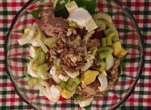 Una foto de Ensalada de radicheta, apio y atun