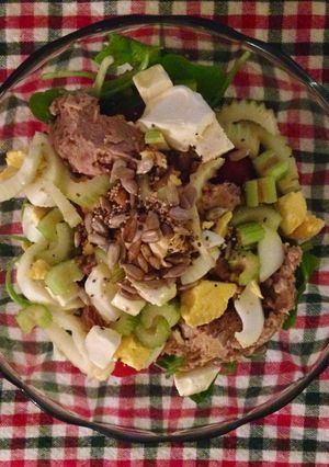 Una foto de Ensalada de radicheta, apio y atun