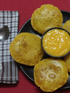 કેરીનો રસ અને મસાલા પૂરી રેસીપી મુખ્ય ફોટો