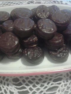 Una foto de Alfajores triples de dulce de leche y chocolate