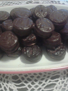 Una foto de Alfajores triples de dulce de leche y chocolate