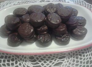 Una foto de Alfajores triples de dulce de leche y chocolate