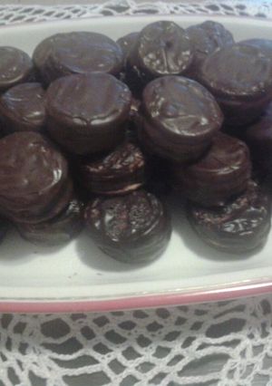 Una foto de Alfajores triples de dulce de leche y chocolate