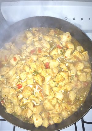 Una foto de Wok de pollo con mix de verduras 