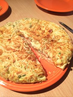 Una foto de Tortilla de fideos rellena con tomate y muzzarella 