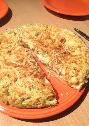 Una foto de Tortilla de fideos rellena con tomate y muzzarella 