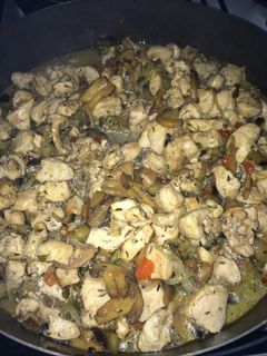 Una foto de Wok de pollo con champiñones al roquefort