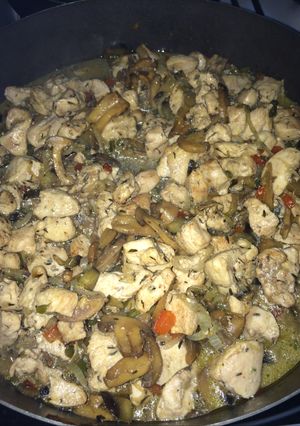 Una foto de Wok de pollo con champiñones al roquefort