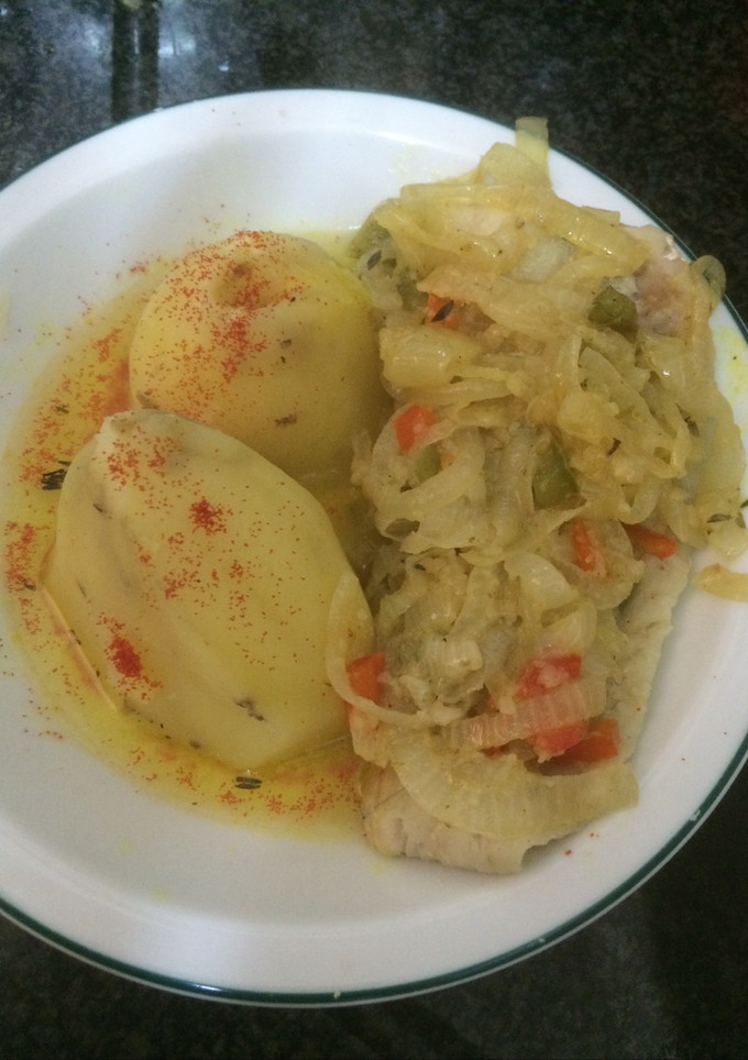 Una foto de Filete de merluza en colchón de cebolla y pimientos 