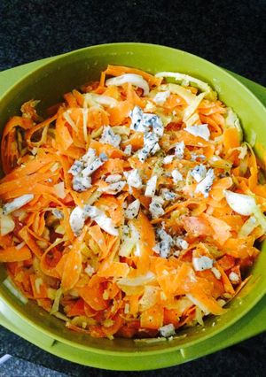Una foto de Ensalada de hinojo y zanahoria con roquefort 
