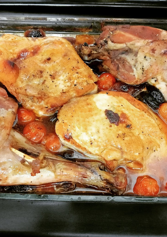 Una foto de Pavo troceado al horno