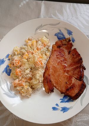 Una foto de Ensalada Cocida con Yogurt y Chuleta Ahumada