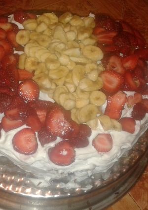 صورة لوصفة كيكة الجنواز المزينة بالكريمة و الفاكهة