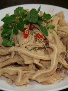 Hình của món Nem tai heo cuốn lá sung.