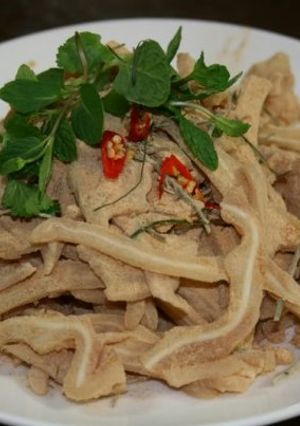 Hình của món Nem tai heo cuốn lá sung.