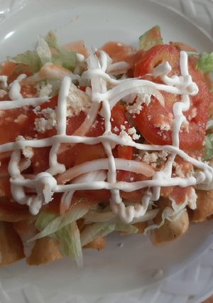 Una foto de Tacos dorados de chorizo con papas