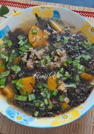Hình của món Canh bí đỏ rong biển thịt viên đông trùng.