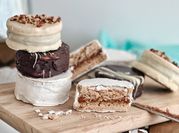 Una foto de alfajores de chocolate y vainilla