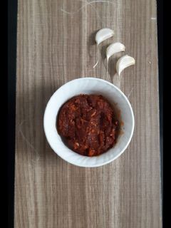 ડ્રાય લસણ ચટણી (Dry Garlic chutney recipe in Gujarati) રેસીપી મુખ્ય ફોટો