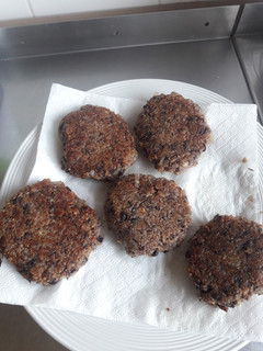 Una foto de Hamburguesas de porotos negros 😋