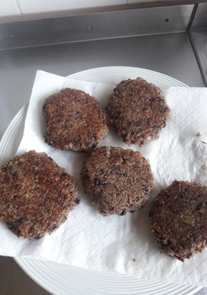 Una foto de Hamburguesas de porotos negros 😋