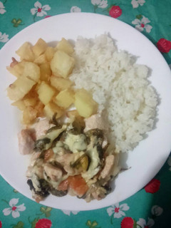 Una foto de Pollo a la mozzarella con arroz y papas fritas
