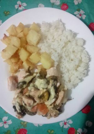 Una foto de Pollo a la mozzarella con arroz y papas fritas