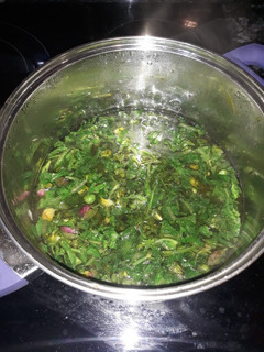 Una foto de Sopa de plantas silvestres y flores. "Receta de posguerra"