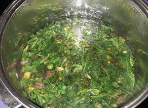 Foto principal de Sopa de plantas silvestres y flores. "Receta de posguerra"