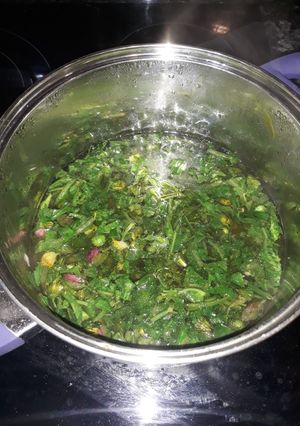 Foto principal de Sopa de plantas silvestres y flores. "Receta de posguerra"