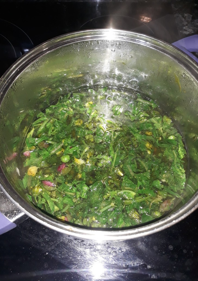 Una foto de Sopa de plantas silvestres y flores. "Receta de posguerra"