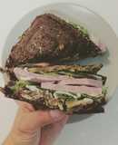 Sandwich de aguacate y pavo vegetariano