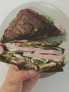 Una foto de Sandwich de aguacate y pavo vegetariano