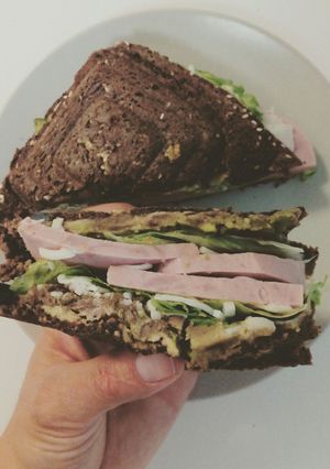 Una foto de Sandwich de aguacate y pavo vegetariano