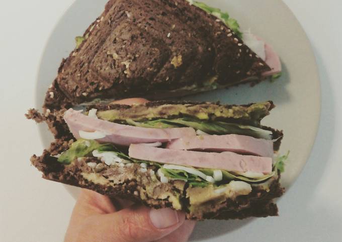 Foto principal de Sandwich de aguacate y pavo vegetariano