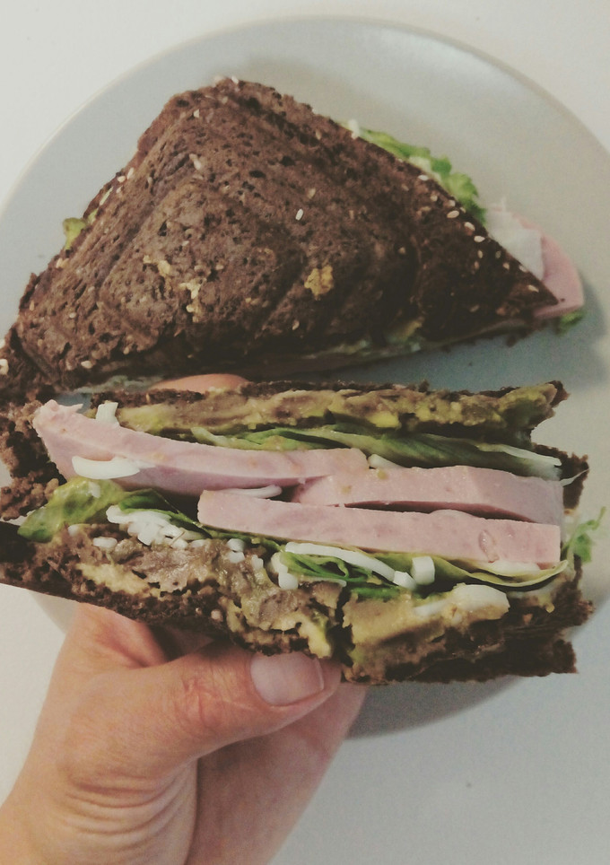 Una foto de Sandwich de aguacate y pavo vegetariano