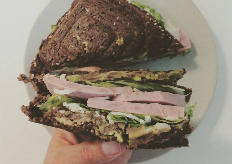 Sandwich de aguacate y pavo vegetariano