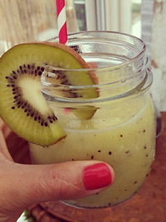 Una foto de Zumo de kiwi y limón