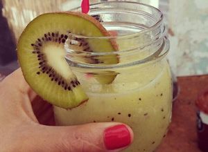Una foto de Zumo de kiwi y limón