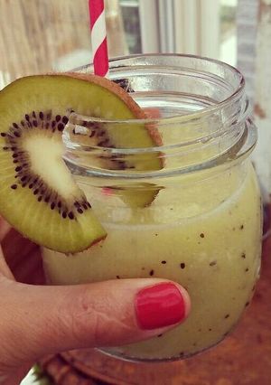 Una foto de Zumo de kiwi y limón