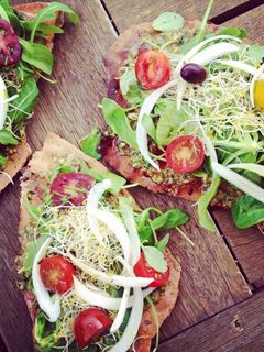 Una foto de Pizza de pesto y verduras