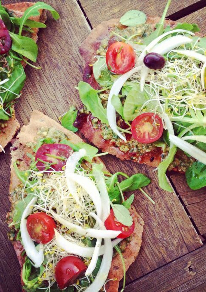 Una foto de Pizza de pesto y verduras
