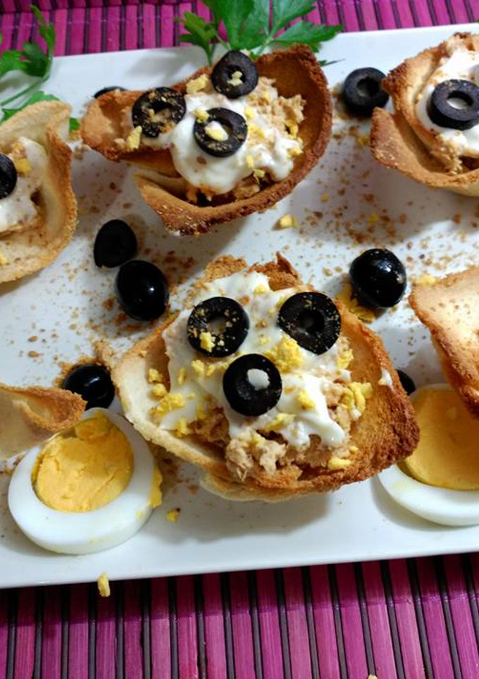 Una foto de Cestitas de pan de molde rellenas de ensaladilla