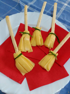 Una foto de Escobas de queso de "bruja"
