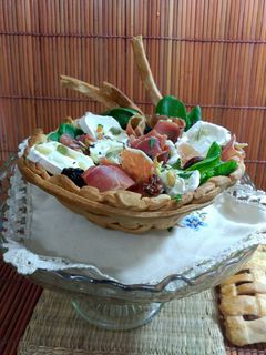 Una foto de Ensalada en cuenco de hojaldre