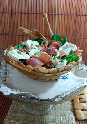 Una foto de Ensalada en cuenco de hojaldre