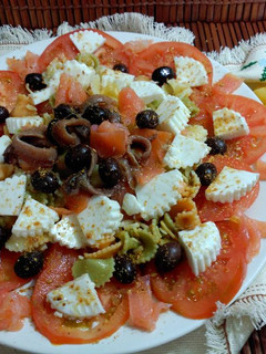 Una foto de Ensalada de pasta con ahumados y tomate