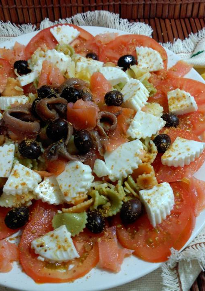 Una foto de Ensalada de pasta con ahumados y tomate