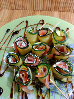 Una foto de Rollitos de calabacín con queso de untar y salmón