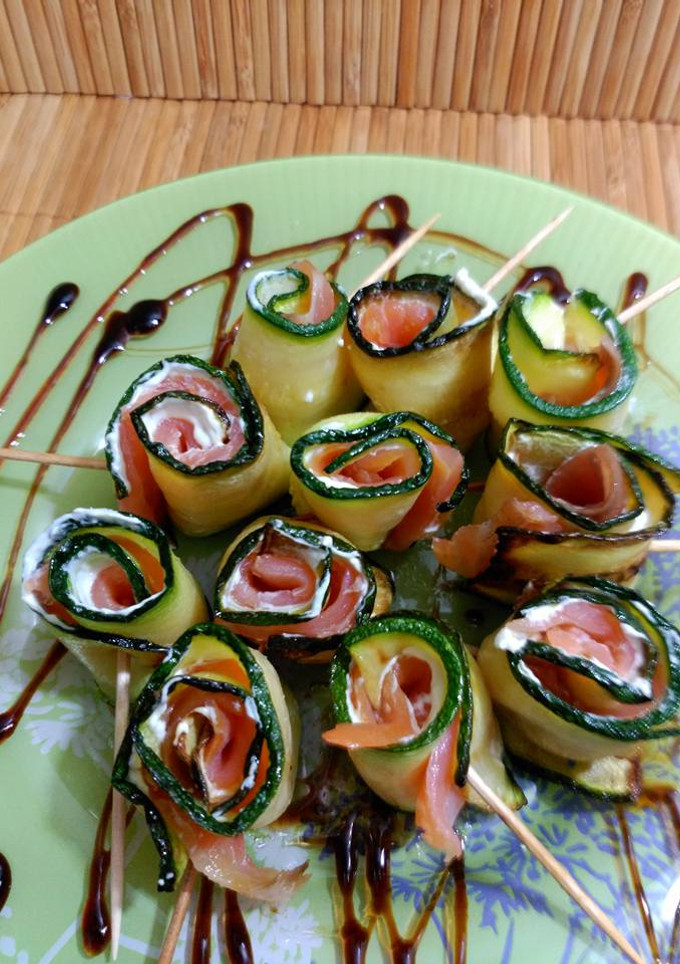 Una foto de Rollitos de calabacín con queso de untar y salmón